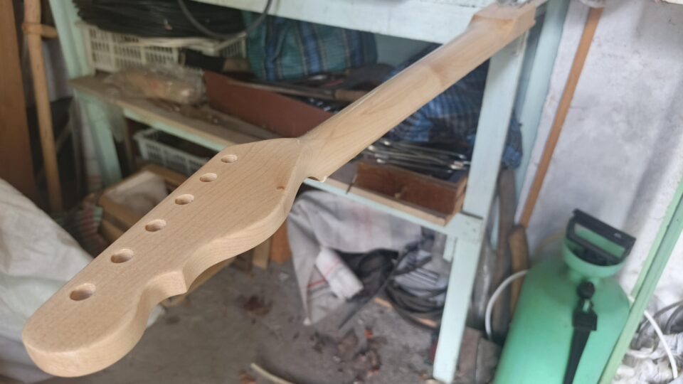 Нанесение лака